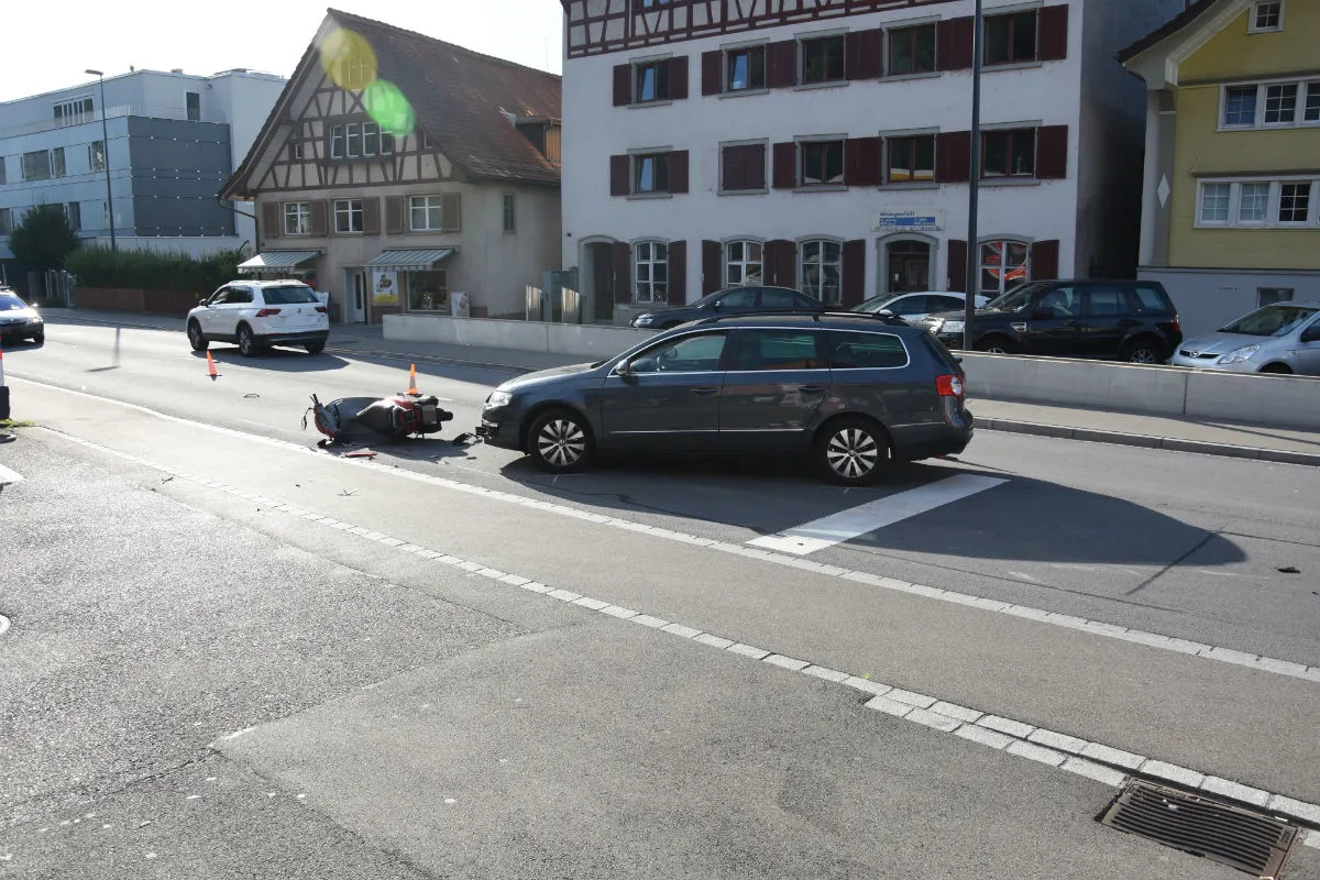 Staad SG - Beim Linksabbiegen mit Roller kollidiert