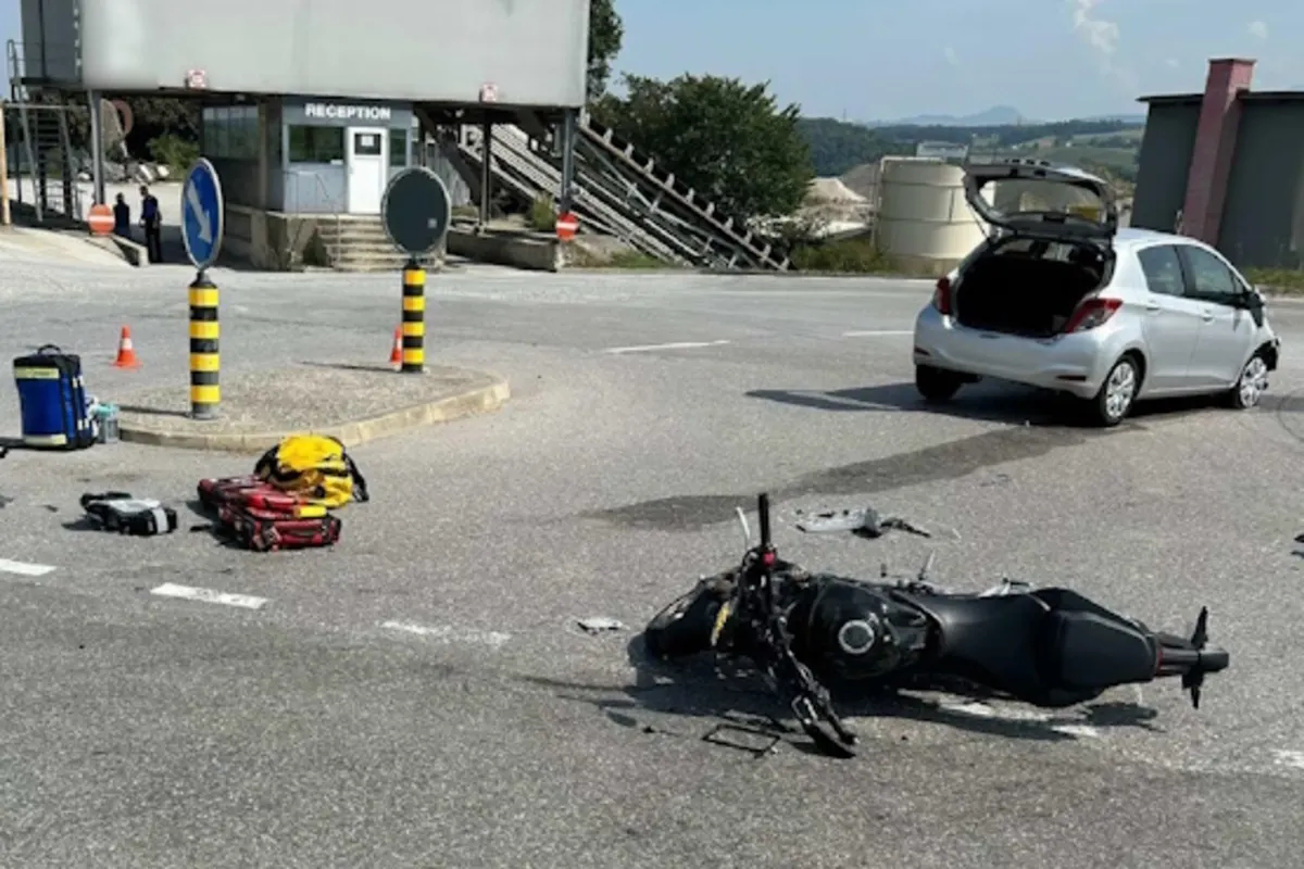 Ecuvillens FR - REGA fliegt Motorradfahrerin nach Unfall ins Spital