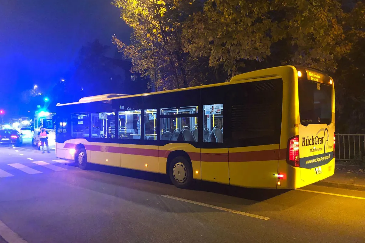 Bottmingen BL - Kollision zwischen Linienbus und 10-jährigem Fussgänger – vier Personen verletzt
