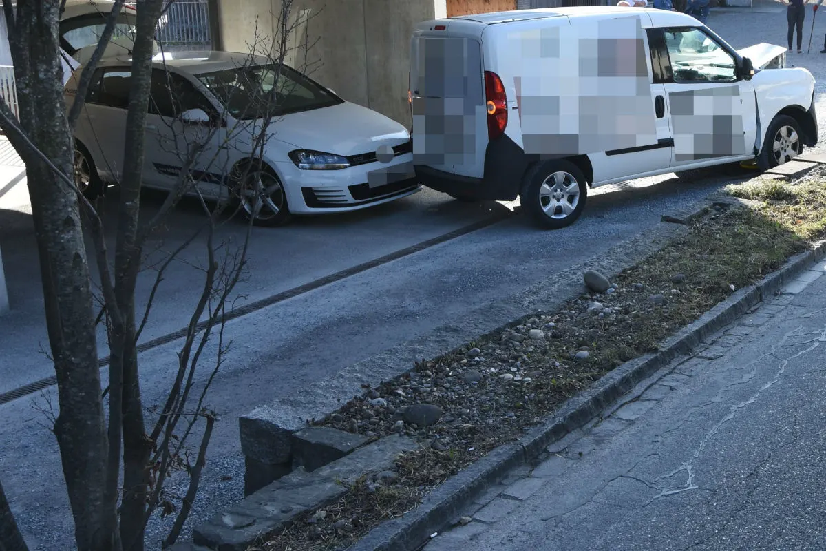 Wil SG - Lieferwagen kollidiert mit Sichtschutzwand