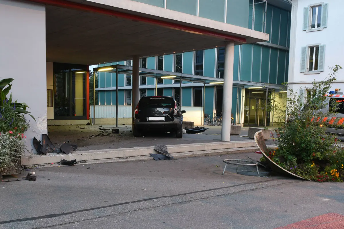 Kriens LU - In Schulgebäude gekracht