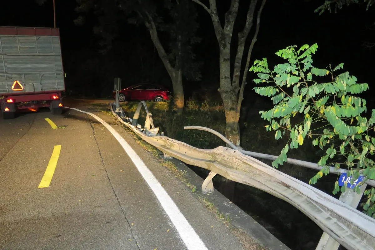Unfall in Waldenburg BL – Lastwagen kollidiert mit Leitplanke – Treibstoff ausgelaufen