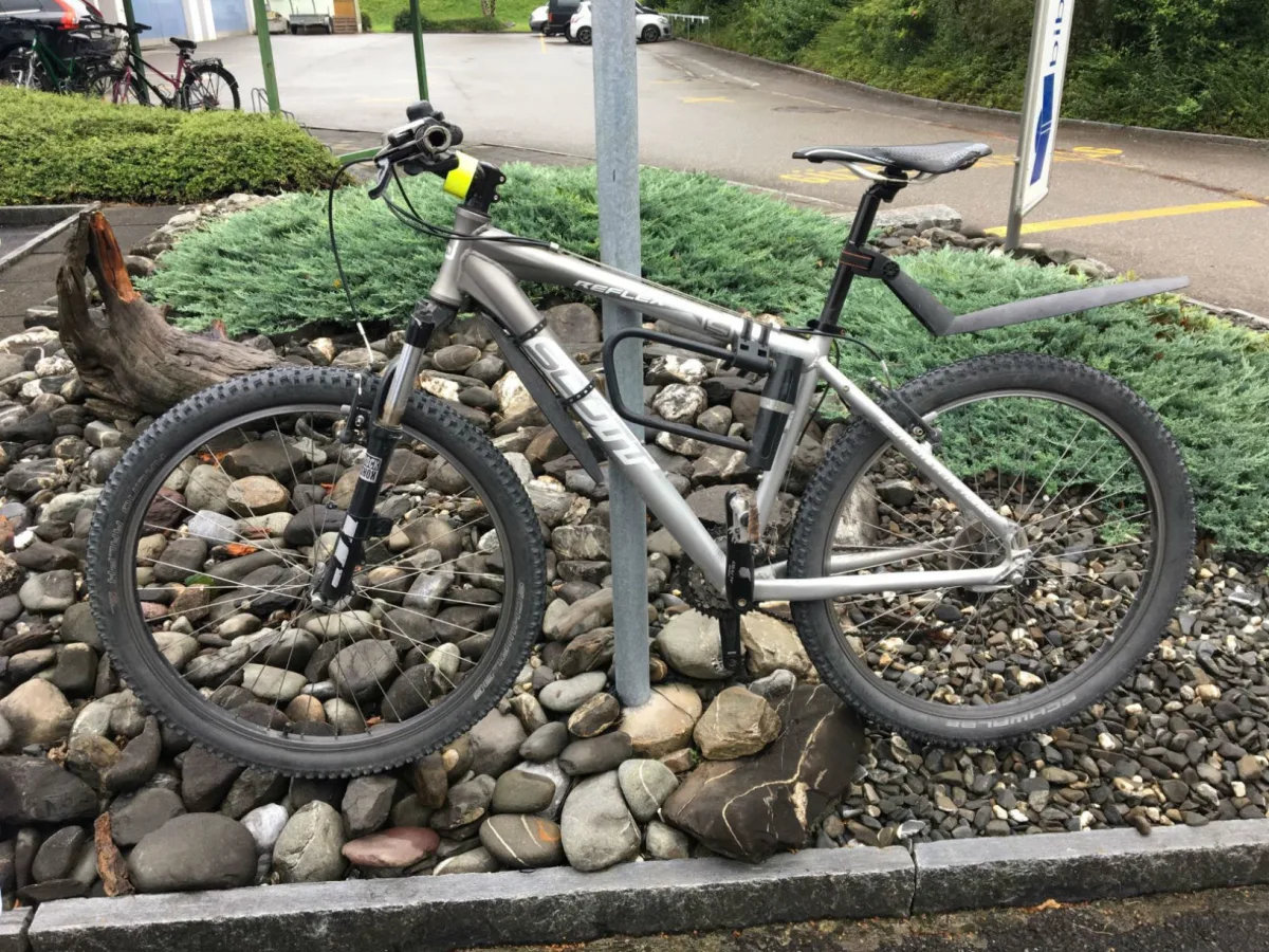Mollis GL -  26-Jähriger nach Kollision mit Auto verletzt
