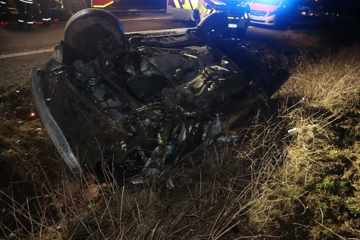 Tödlicher Verkehrsunfall in Vlotho NW - Fahrer aus dem Auto geschleudert