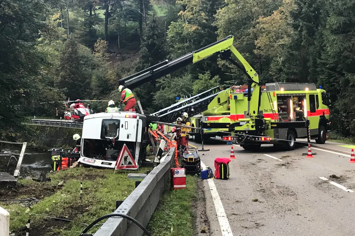 Wald ZH - Selbstunfall zieht komplizierte Rettungsaktion nach sich