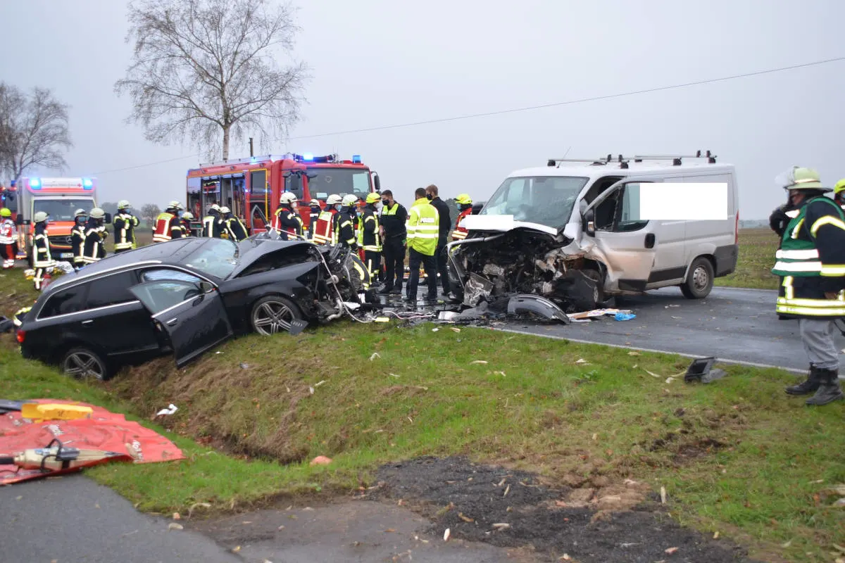 Stade – Drei Autoinsassen bei Unfall schwer verletzt