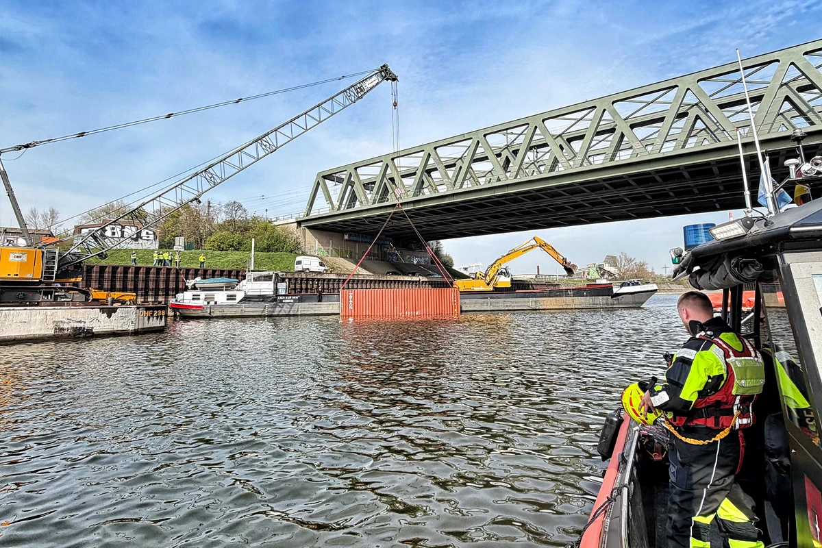 Neuss – Container fallen nach Kollision mit Brücke von Schiff