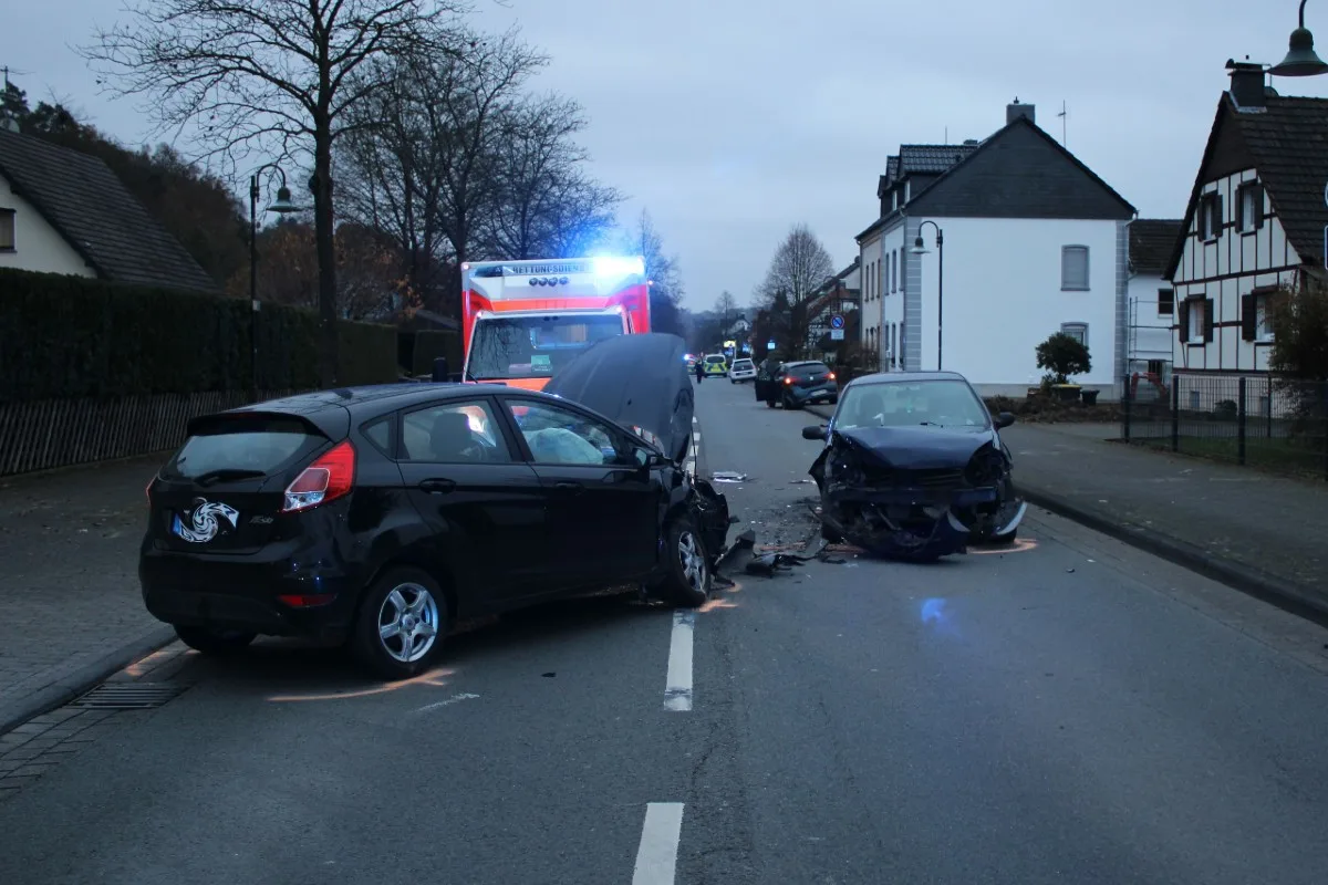  Rösrath - Sekundenschlaf führt zu Frontalzusammenstoß - Vier Pkw beteiligt