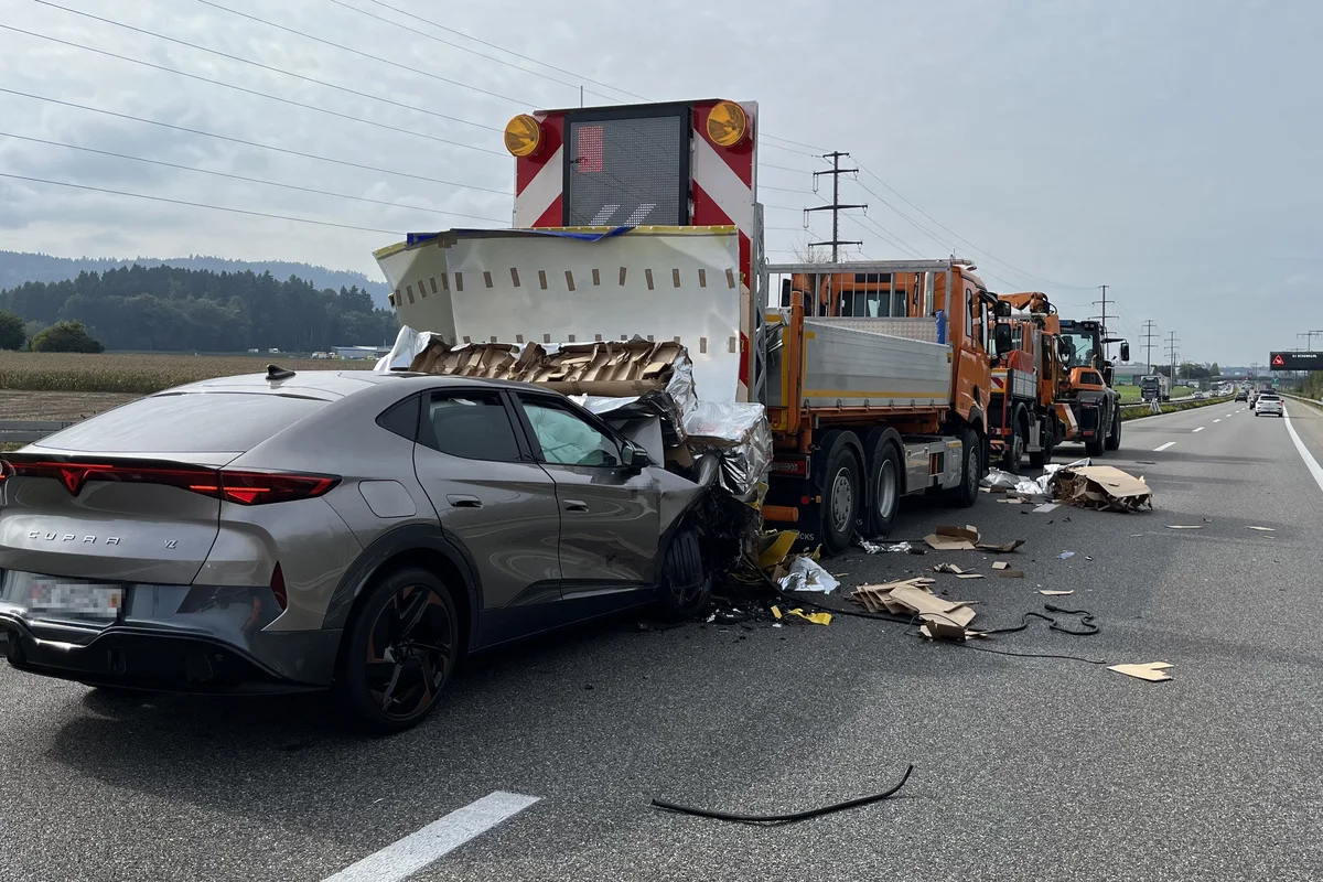 Unfall auf der A1 bei Mattstetten BE – Auto kracht in Anpralldämpfer