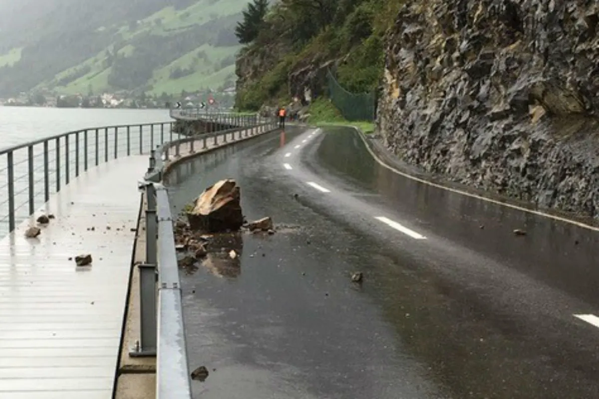 Stansstad NW - Die Lopperstrasse musste aufgrund eines Steinschlages gesperrt werden