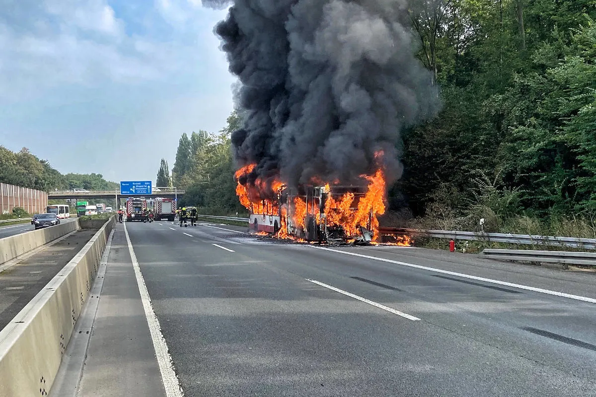 Neuss – Gelenkbus brannte auf der A46