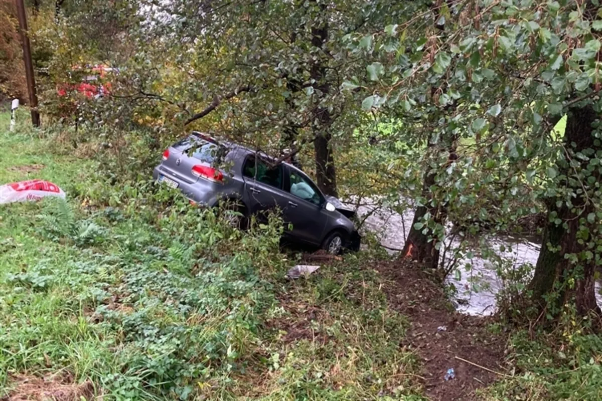 Unfall in Lindlar NW - Gegen einen Baum geprallt 
