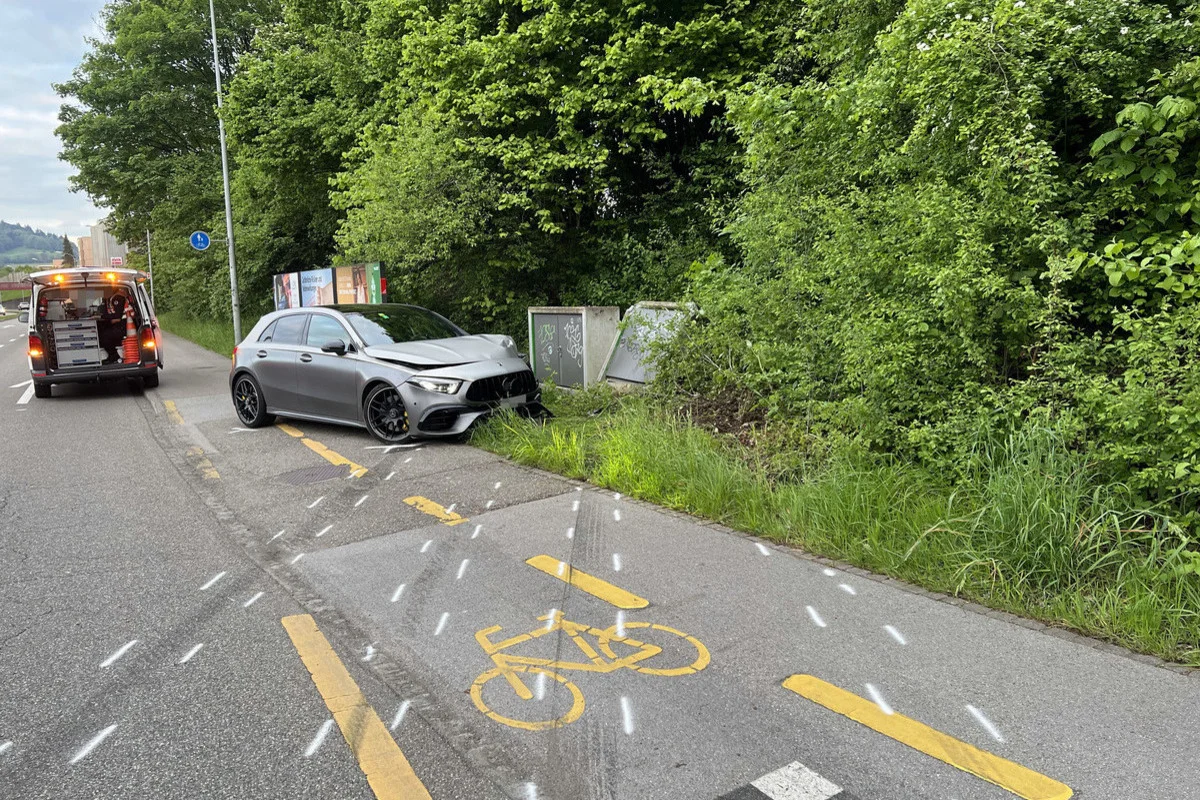 St.Gallen - Auto gerät bei Unfall auf Trottoir