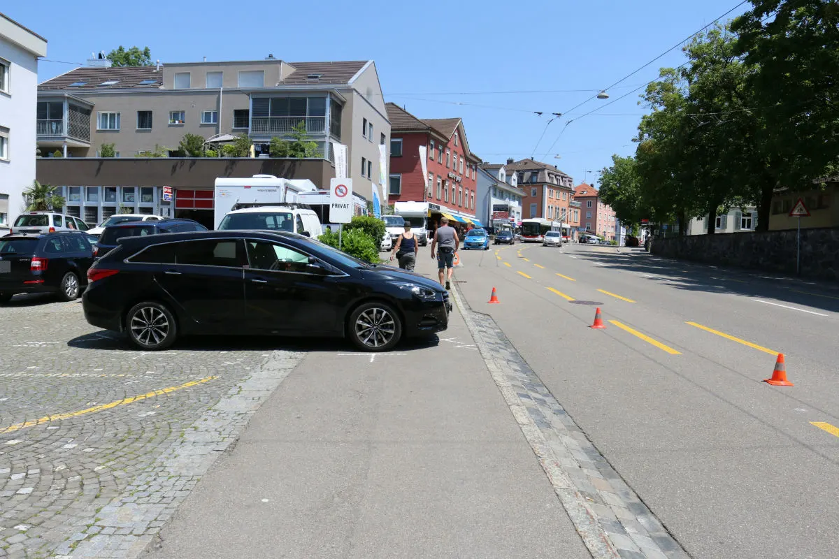 St. Gallen SG - Elektrorollstuhfahrerin prallt gegen Auto