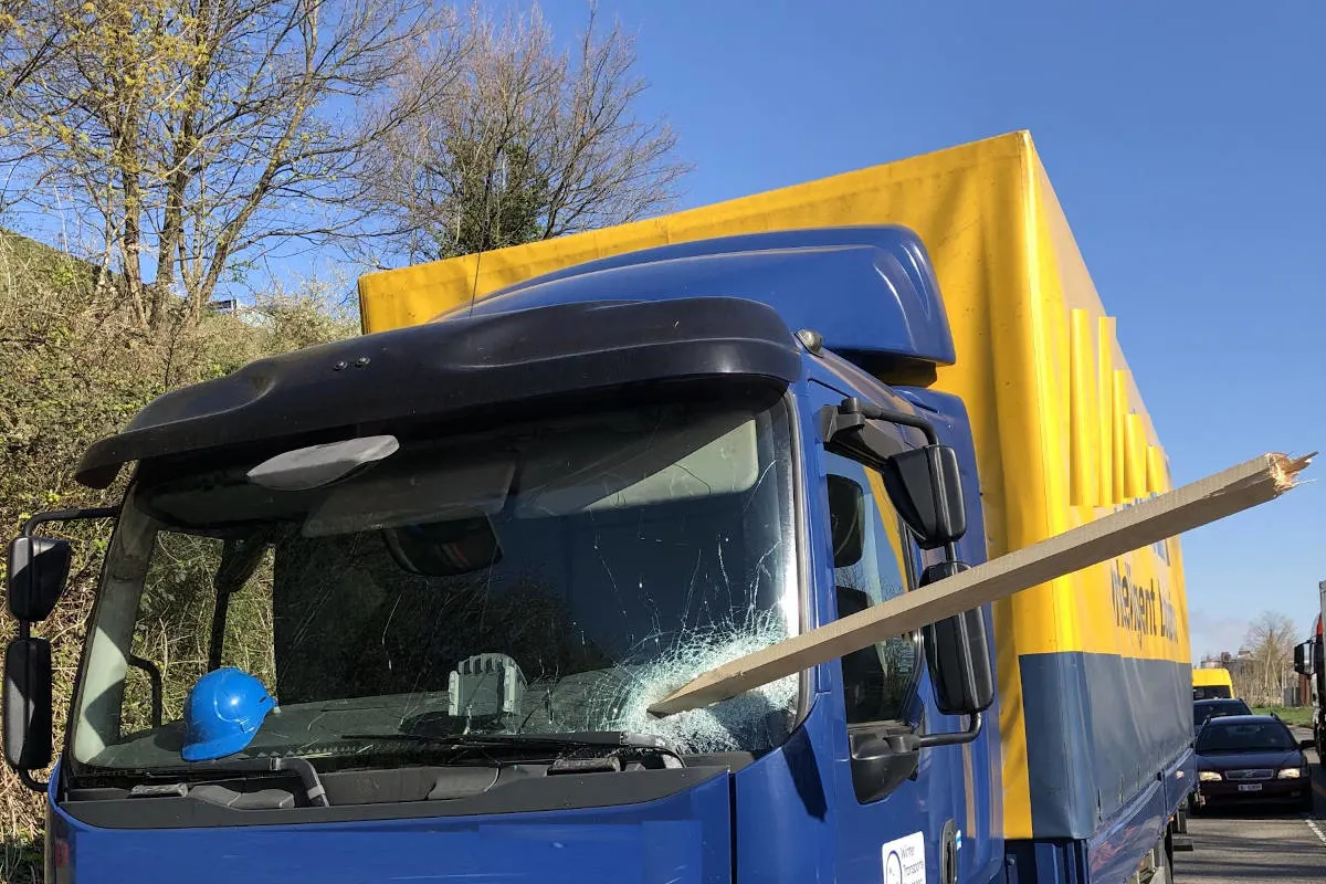 A18 Aesch BL – Ungenügend gesicherte Ladung verursacht Verkehrsunfall
