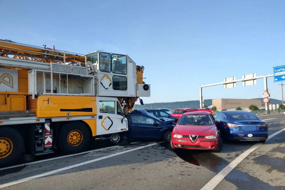 Lupfig/A3 AG - Pneukran verursacht Unfall mit vielen Fahrzeugen!