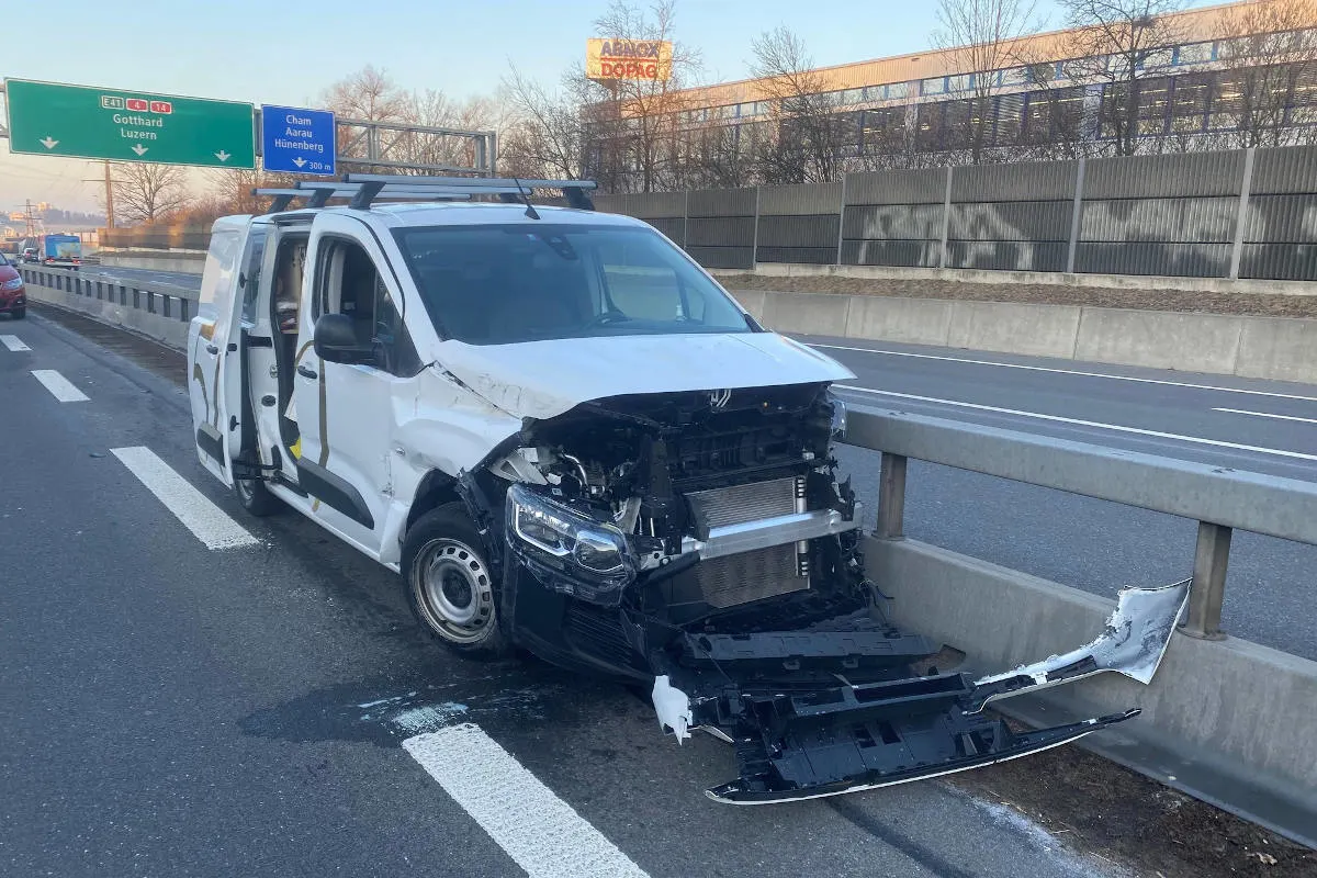 A4 Cham ZG – Selbstunfall im Morgenverkehr