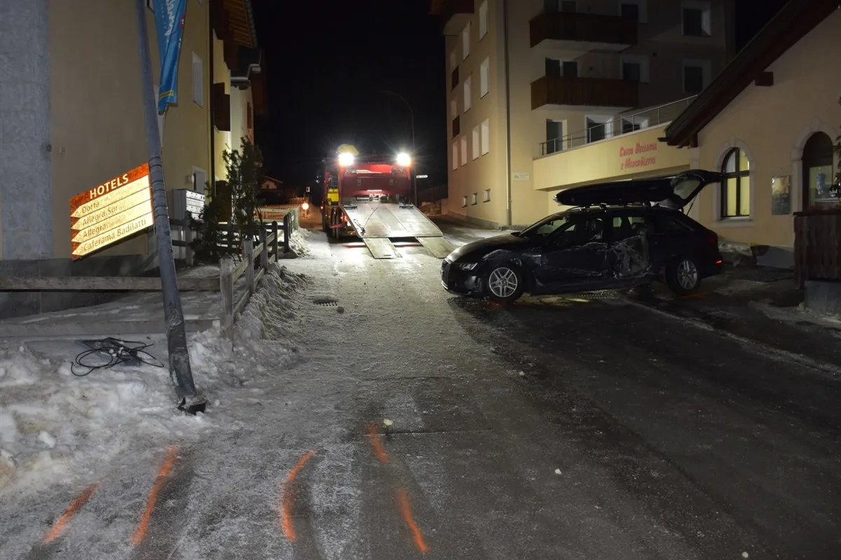 Zuoz GR - 16-jähriger Automobilist kollidiert mit Kandelaber