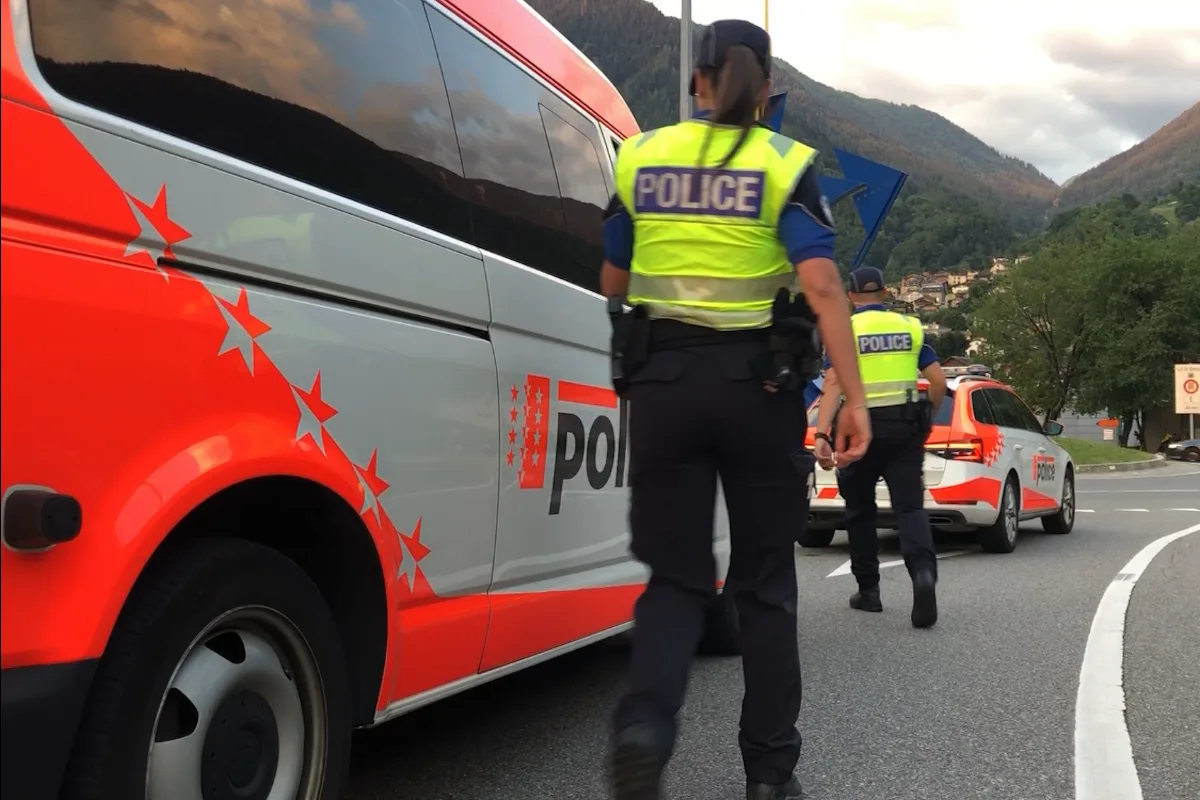 Sitten VS - 21-Jähriger rast mit gestohlenem Auto vor der Polizei davon 