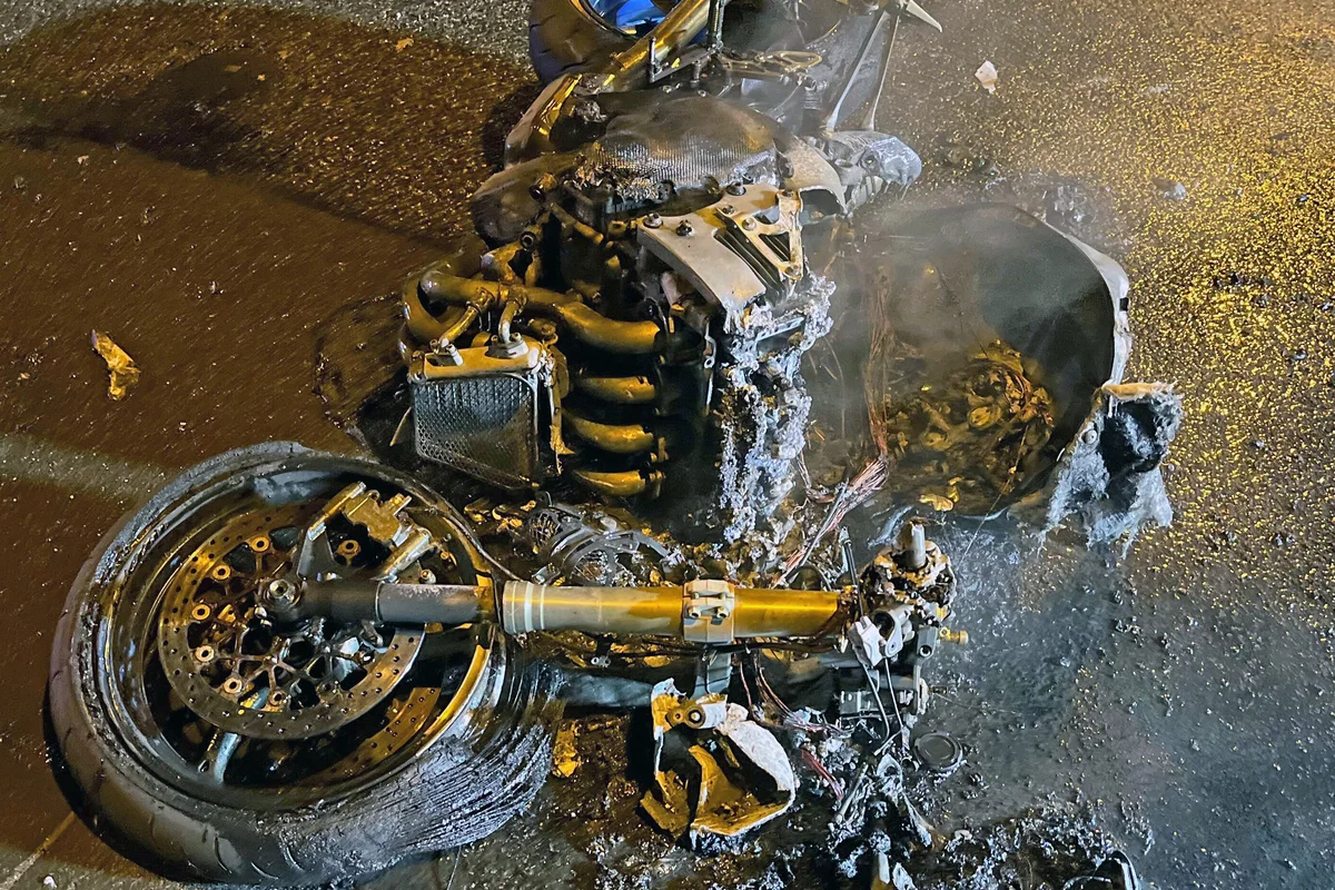 Frechen - Motorrad nach mutmaßlichem Unfall fast vollständig ausgebrannt