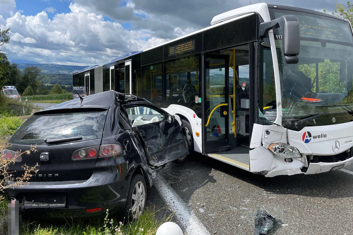 Zufikon AG - Heftige Kollision mit einem Linienbus