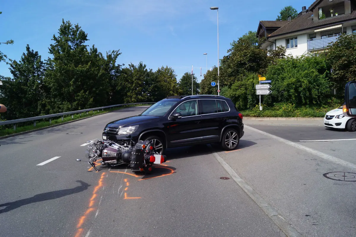 Zug ZG  - Autofahrer missachtet Vortritt 