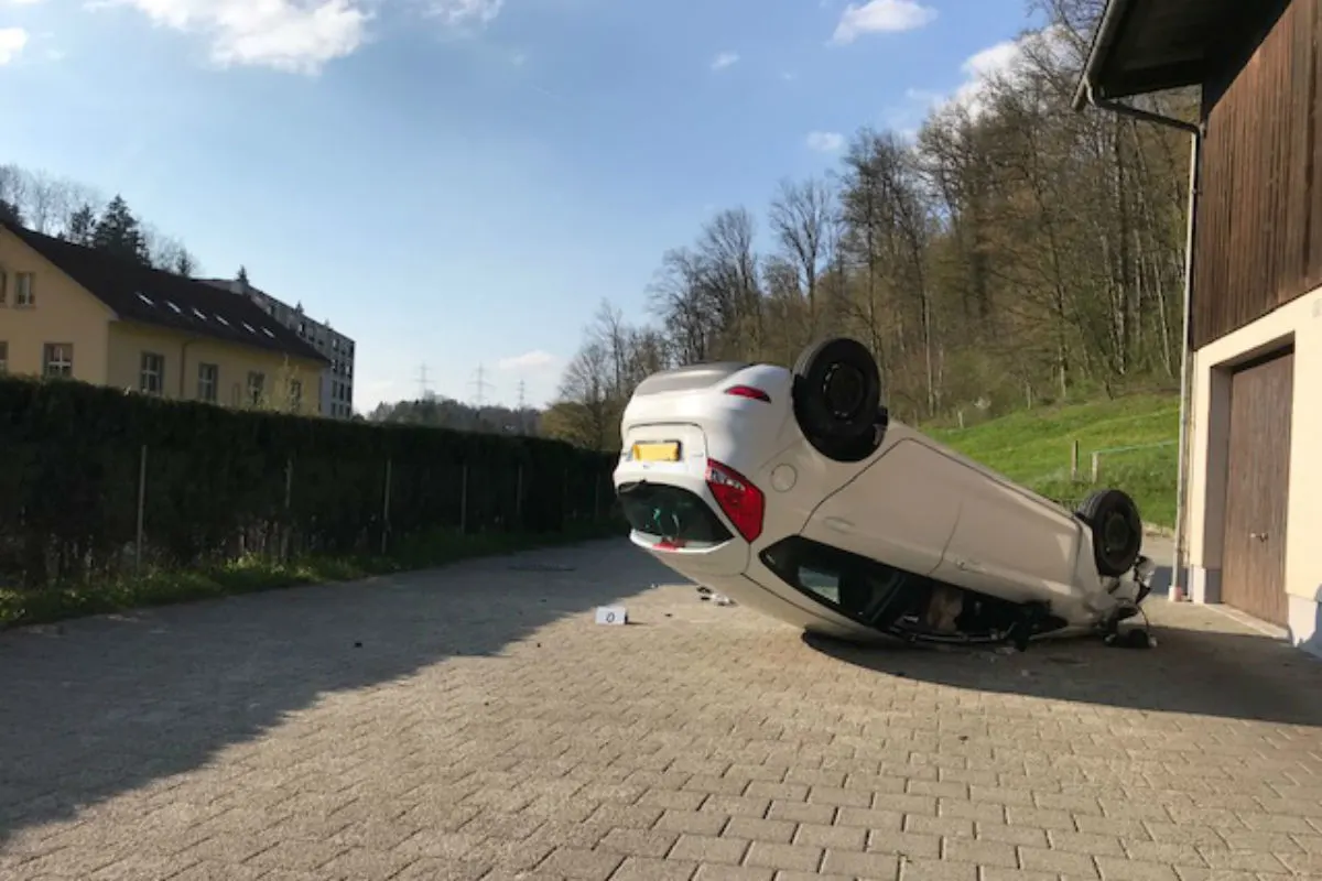 Effretikon ZH - Auto landet auf dem Dach - Zeugenaufruf