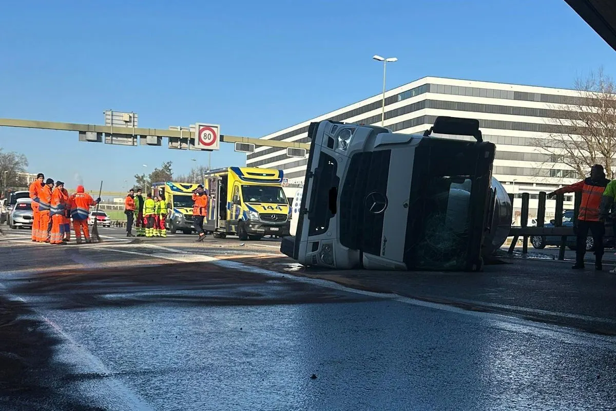 A11 Glattbrugg ZH –Betontransporter kippt auf der Autobahn
