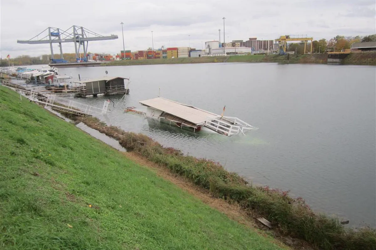 Hafen Germersheim – Gesunkenes Hausboot im Hafenbecken Süd
