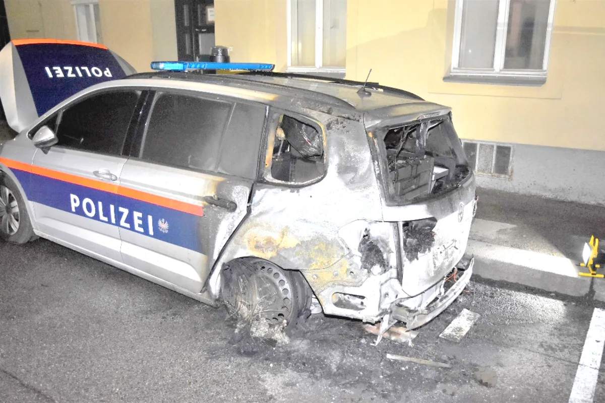 Wien – Polizeiauto angezündet