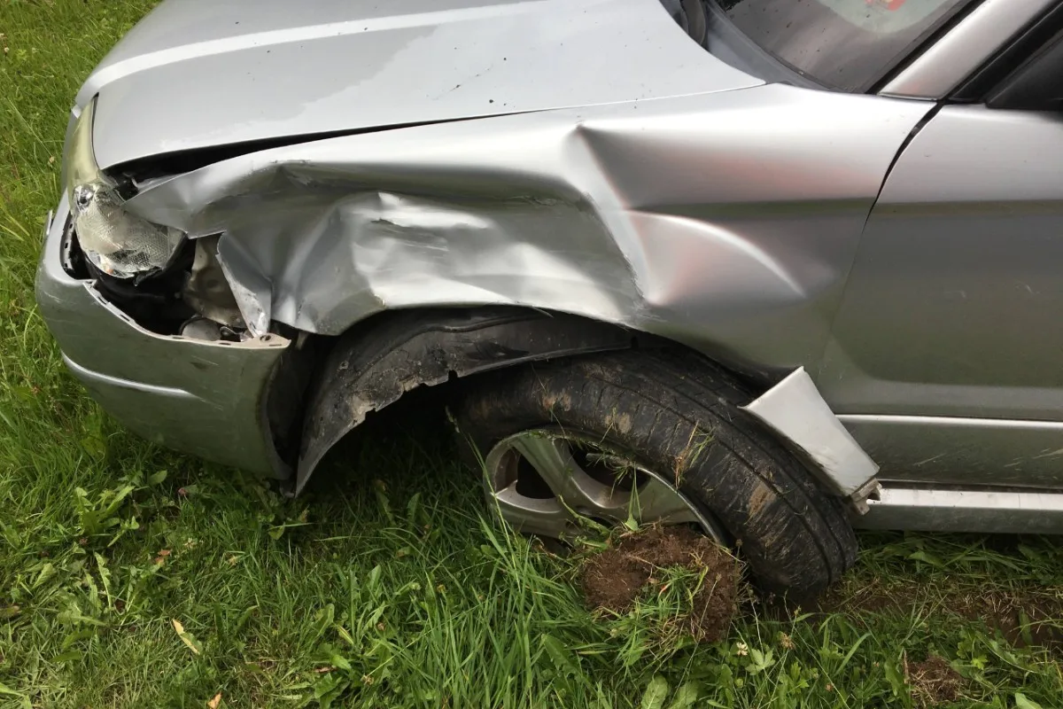 Mitlödi GL - Auffahrkollision endet mit Sachschaden