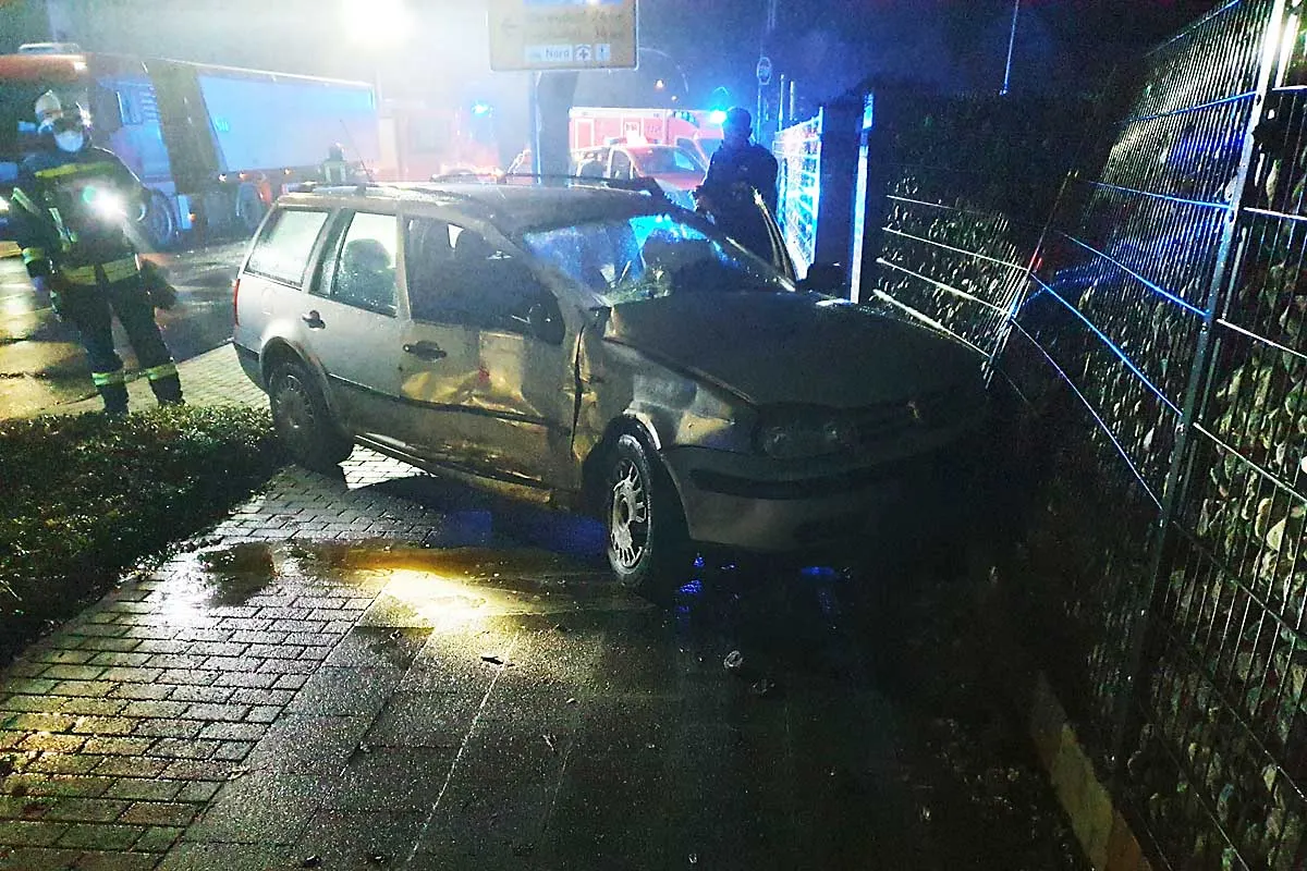 Ahlen - Unfall zwischen Auto und LKW