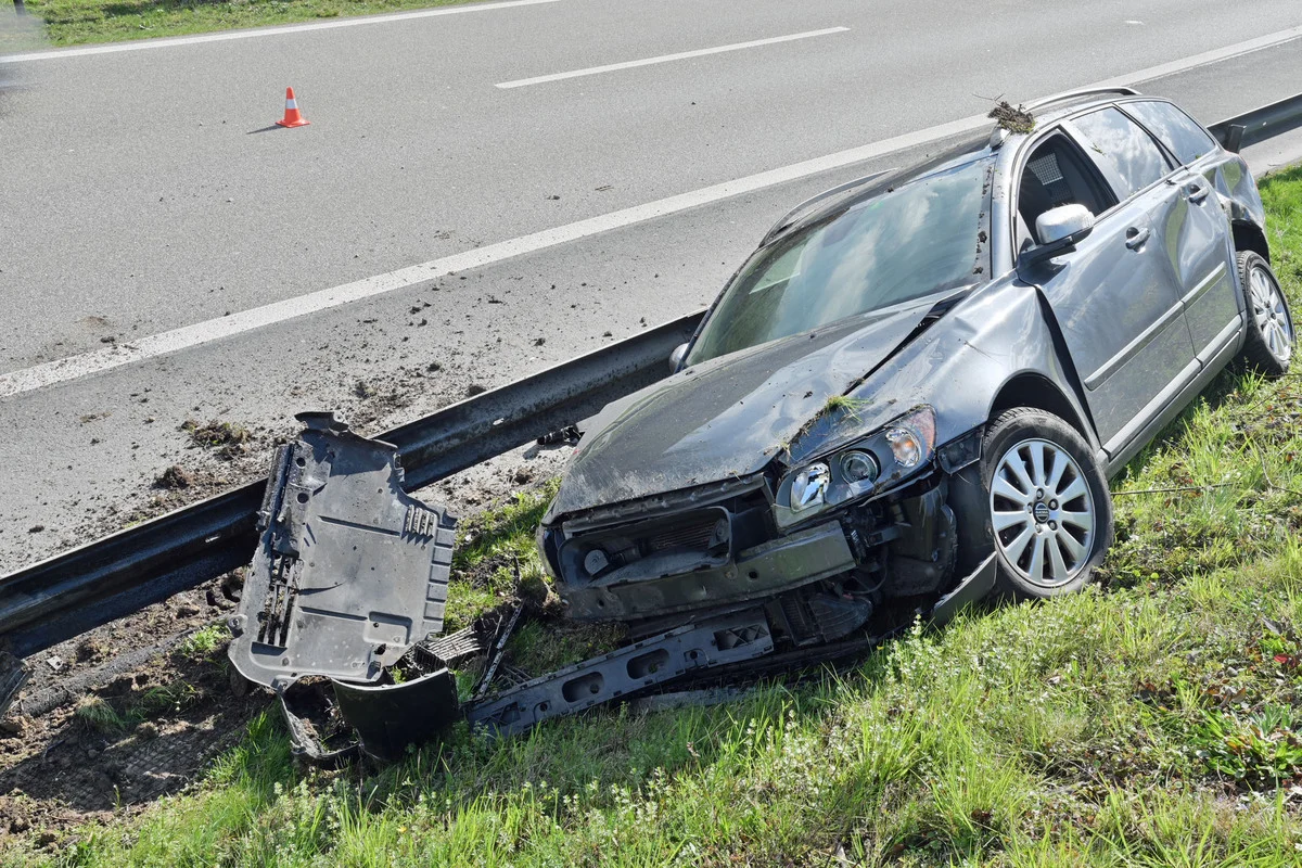 A14/Buchrain LU - Auto landet nach Unfall hinter der Leitplanke 