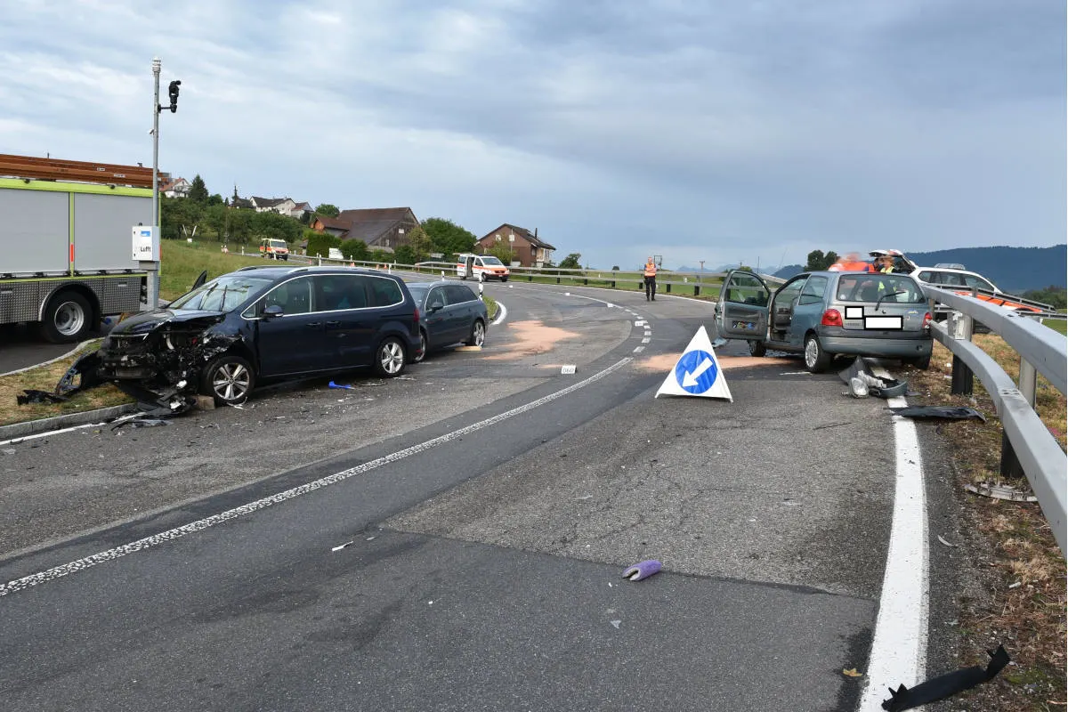 Hirzel ZH - Zwei Personen bei Verkehrsunfall verletzt