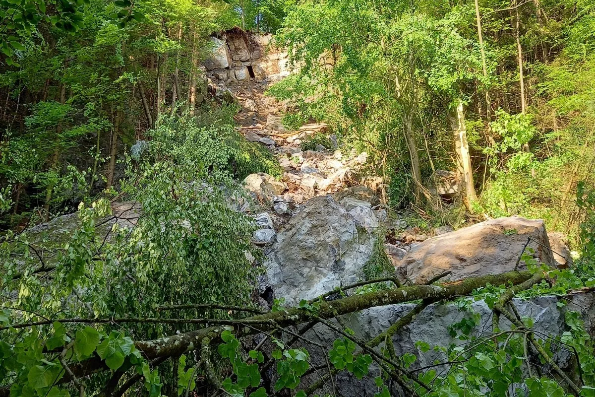 Felssturz in Glarus - Gebiet Steiloch und Ziegelhütte bitte meiden