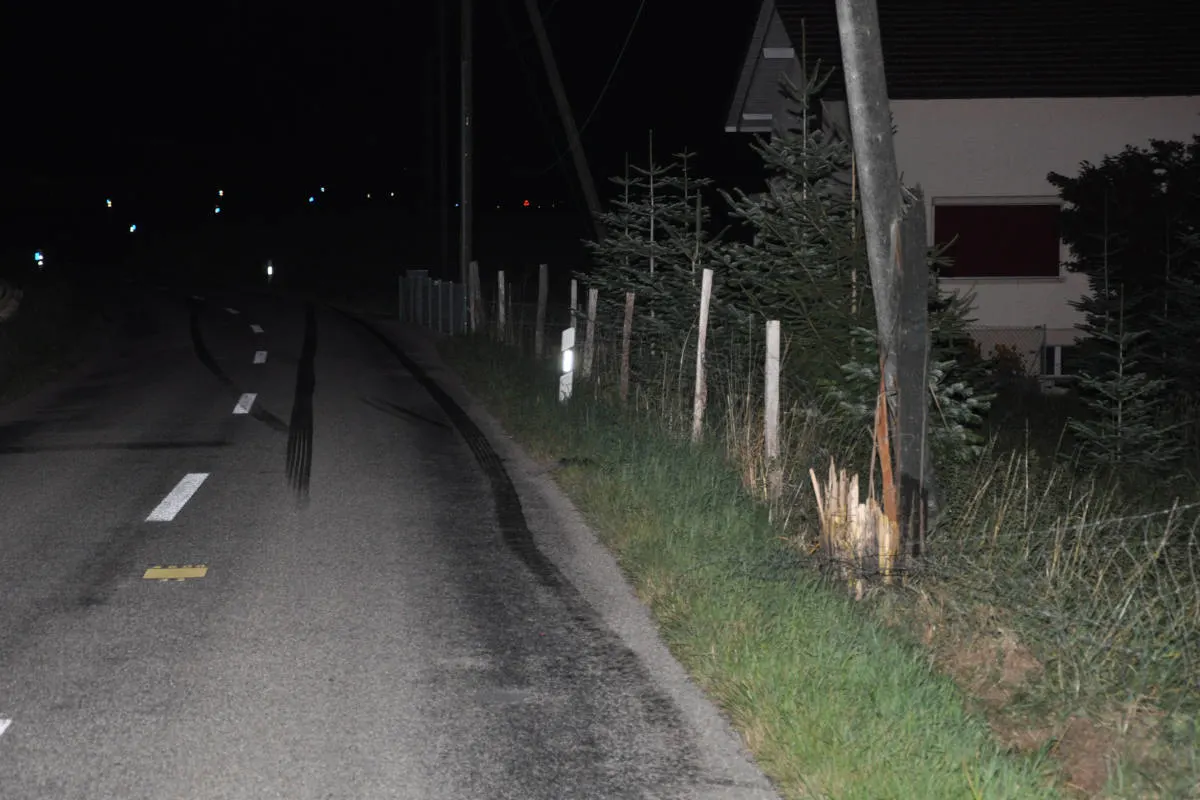 Rüttenen SO – Autolenker kollidiert mit Strommast