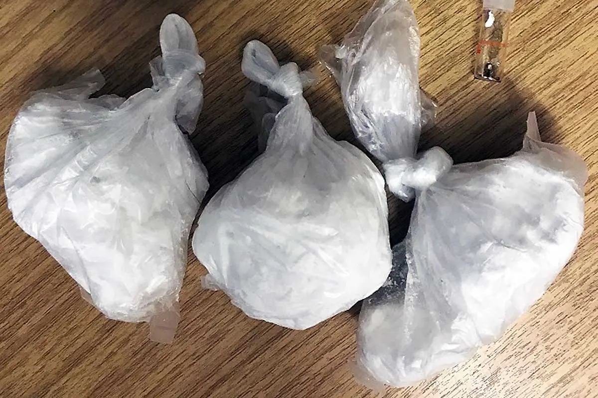  Lübeck - Utensilien deuten auf Drogenkonsum hin - Zoll stellt 300 Gramm Amphetamin sicher