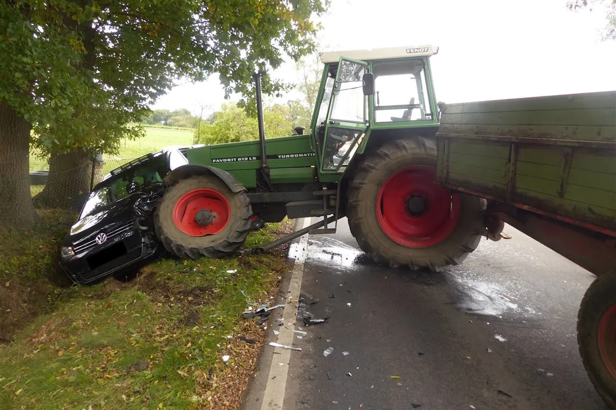 Hille – PKW kollidiert mit Traktor