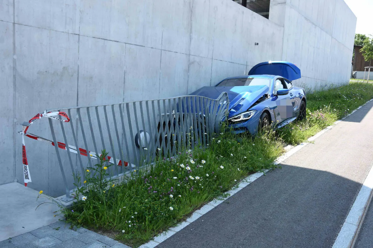 Niederuzwil SG - Autoheck bricht aus