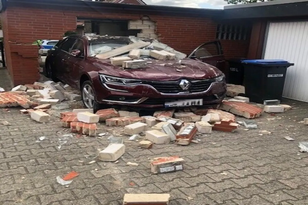 Lüneburg - In Garagenwand gefahren 