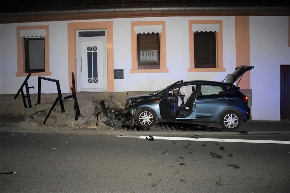 Odenbach – Fahranfänger fährt unter Alkoholeinwirkung gegen Treppenaufgang