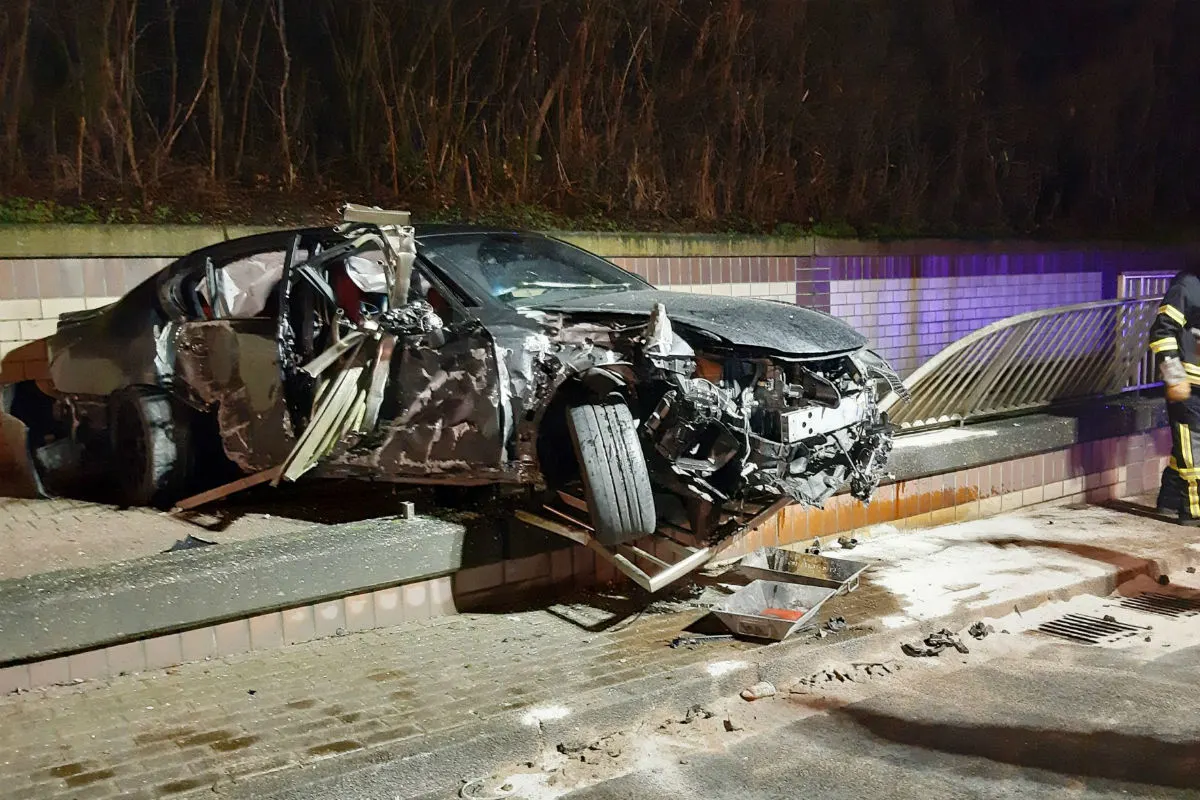 Voerde - Geländer bei Verkehrsunfall herausgerissen 