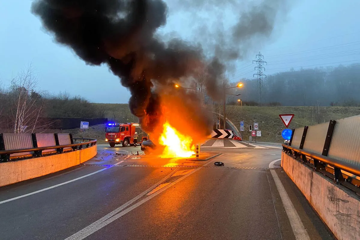 Küttigen AG - Auto fängt nach Selbstunfall Feuer
