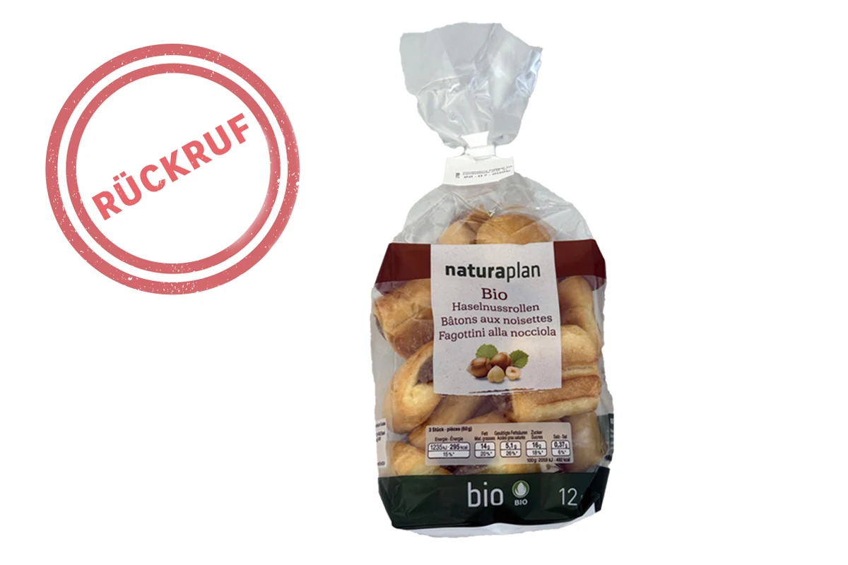Eine Packung Naturaplan Bio-Haselnussrollen steht vor einem weißen Hintergrund. Links ist ein roter Rückruf-Stempel zu sehen.