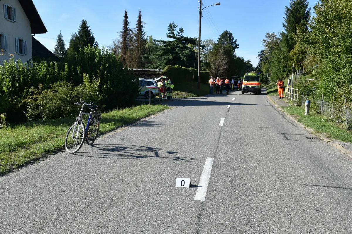 Ottenbach ZH - Rettungshelikopter nach Velounfall im Einsatz