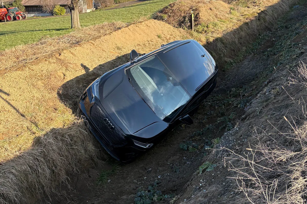 Nottwil LU – Auto landet nach Unfall im Graben