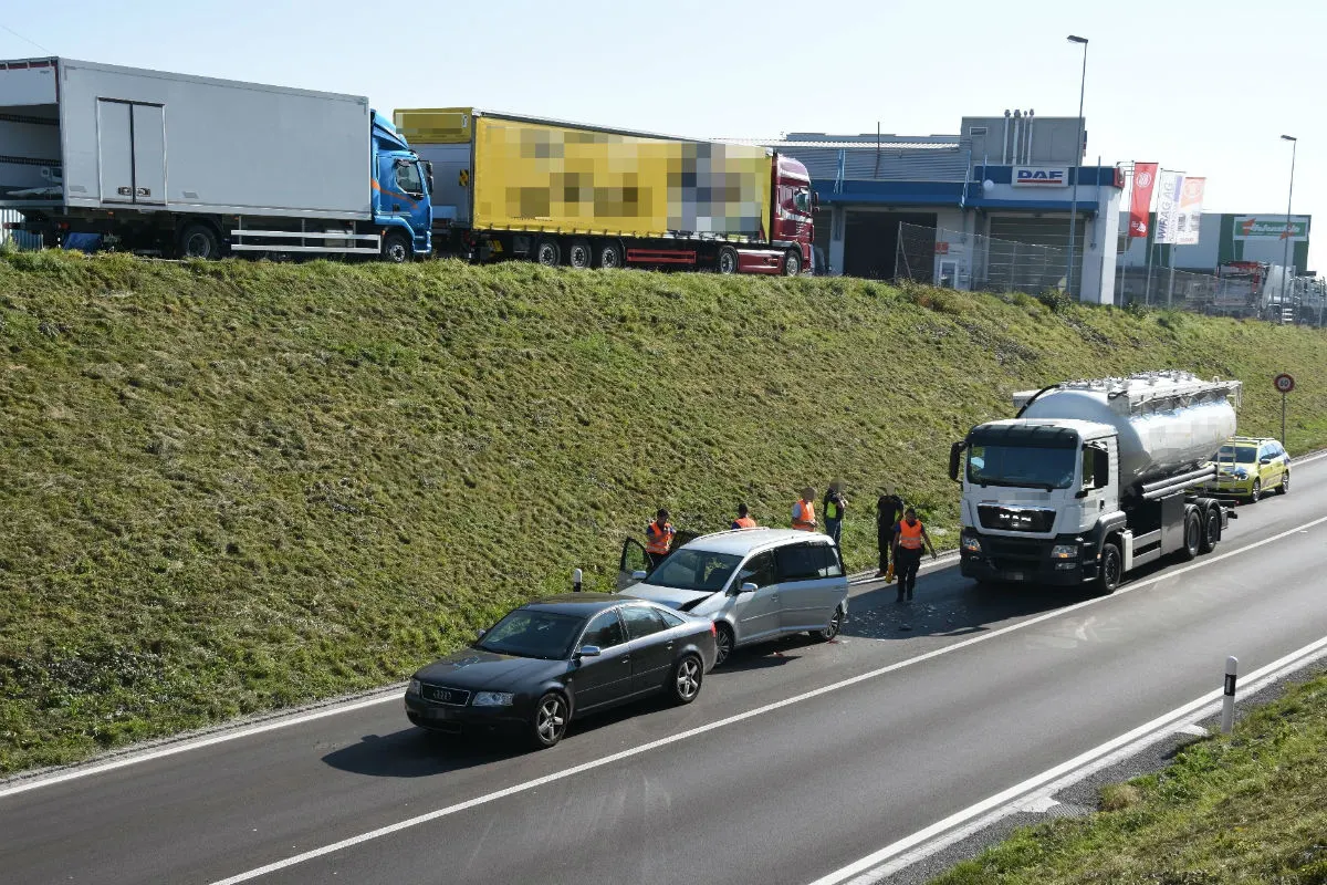 Kirchberg SG - Auffahrkollision mit vier beteiligten Fahrzeugen