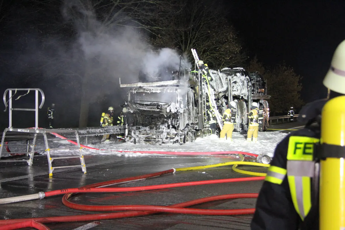 Brand auf der A2 bei Bad Salzuflen – Autotransporter geht auf der Autobahn in Flammen auf