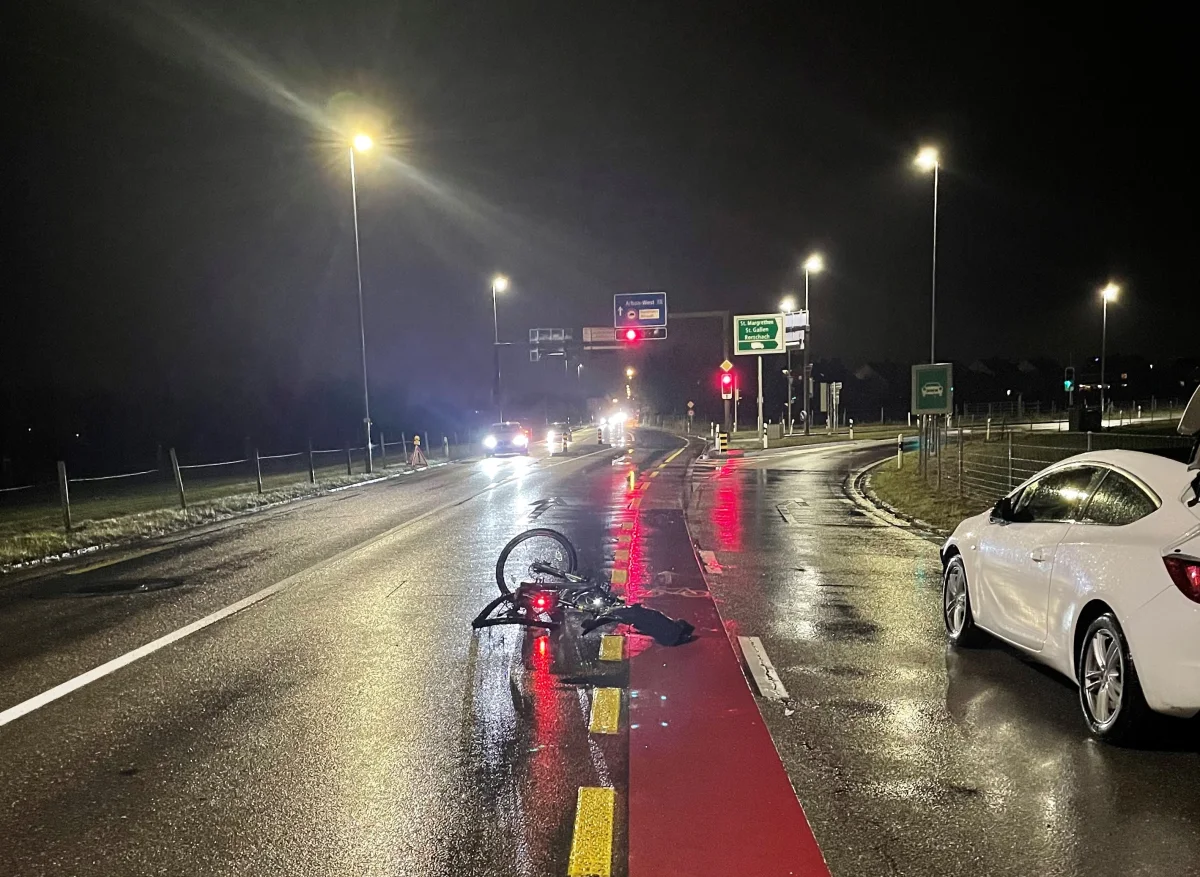 Egnach TG - 15-jährige Velofahrerin nach Kollision mit Auto verletzt