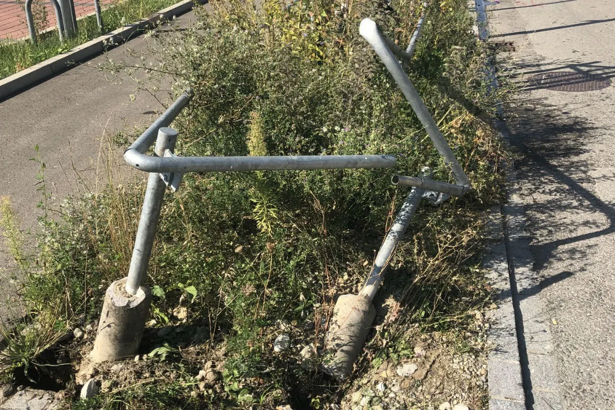 Herblingen SH - Sachschaden an Baumschutz durch Alleinunfall